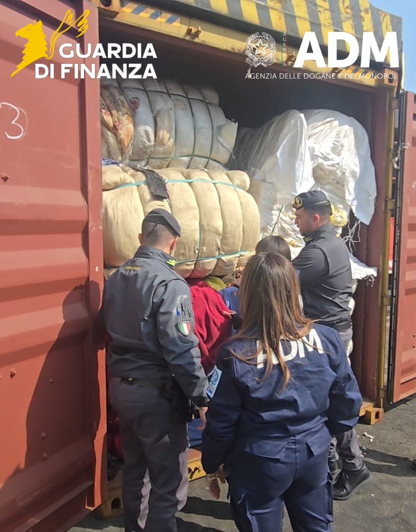 Contrasto ai reati ambientali – Sequestrati nel Porto di Napoli 130 Tonnellate di rifiuti tessili