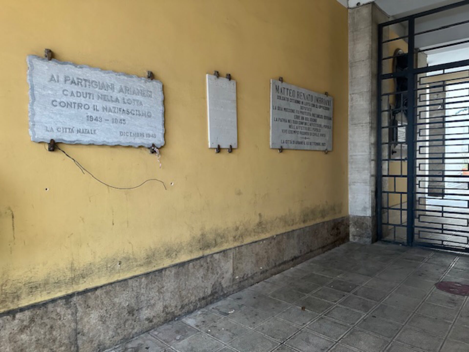 ANPI Sezione Ariano Valle Ufita – Trafugata la corona di alloro dedicata ai partigiani arianesi caduti